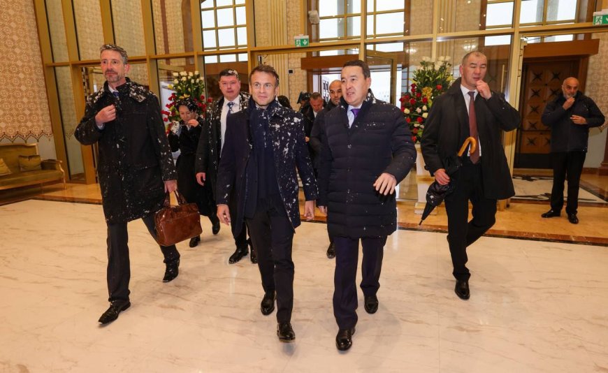 Франция президенті Астанаға келіп жетті