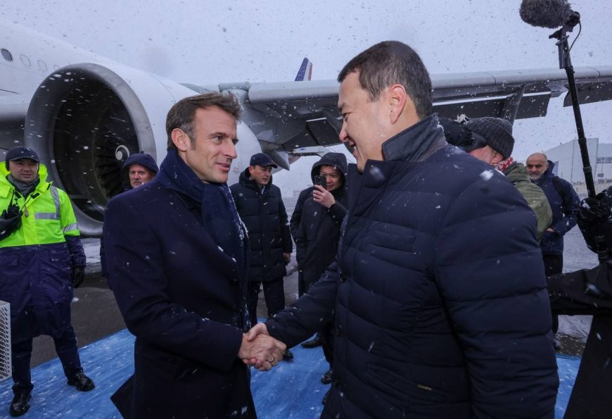 Франция президенті Астанаға келіп жетті