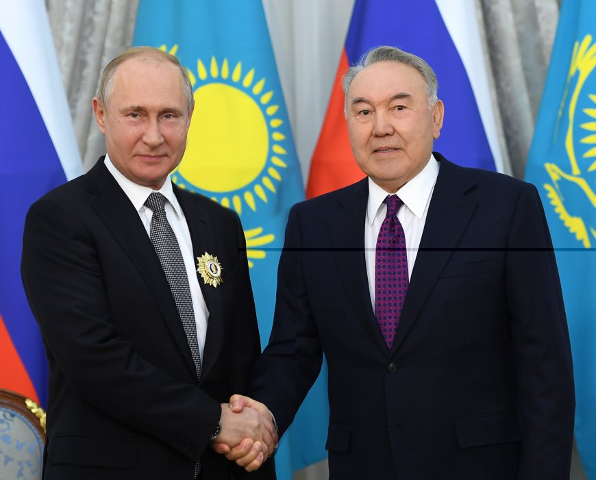 Назарбаев Путинді жағалады
