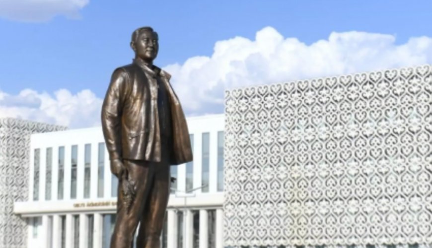«Алып тастайтын өкілеттігім жоқ»: Түркістан әкімі Назарбаевтың ескерткіші туралы