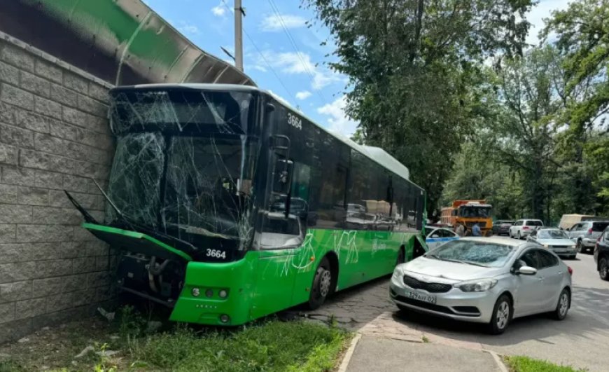 «Әйнек сынықтары жаңбырша төгілді»: Алматыда тағы да автобус апаты болды